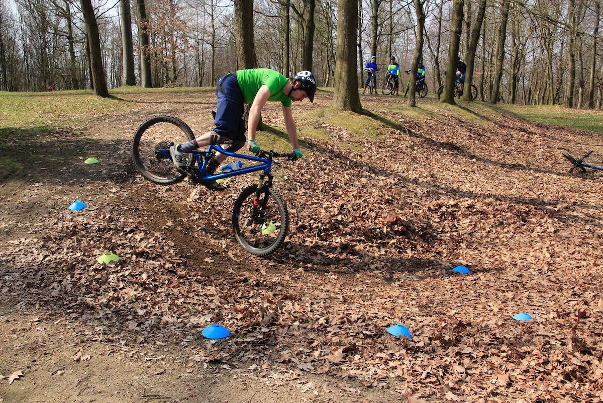 Experten Fahrtechnik Kurs in Nürnberg - Rock my Trail MTB und eBike Bikeschule Bunny Hop Hinterrad versetzen Springen