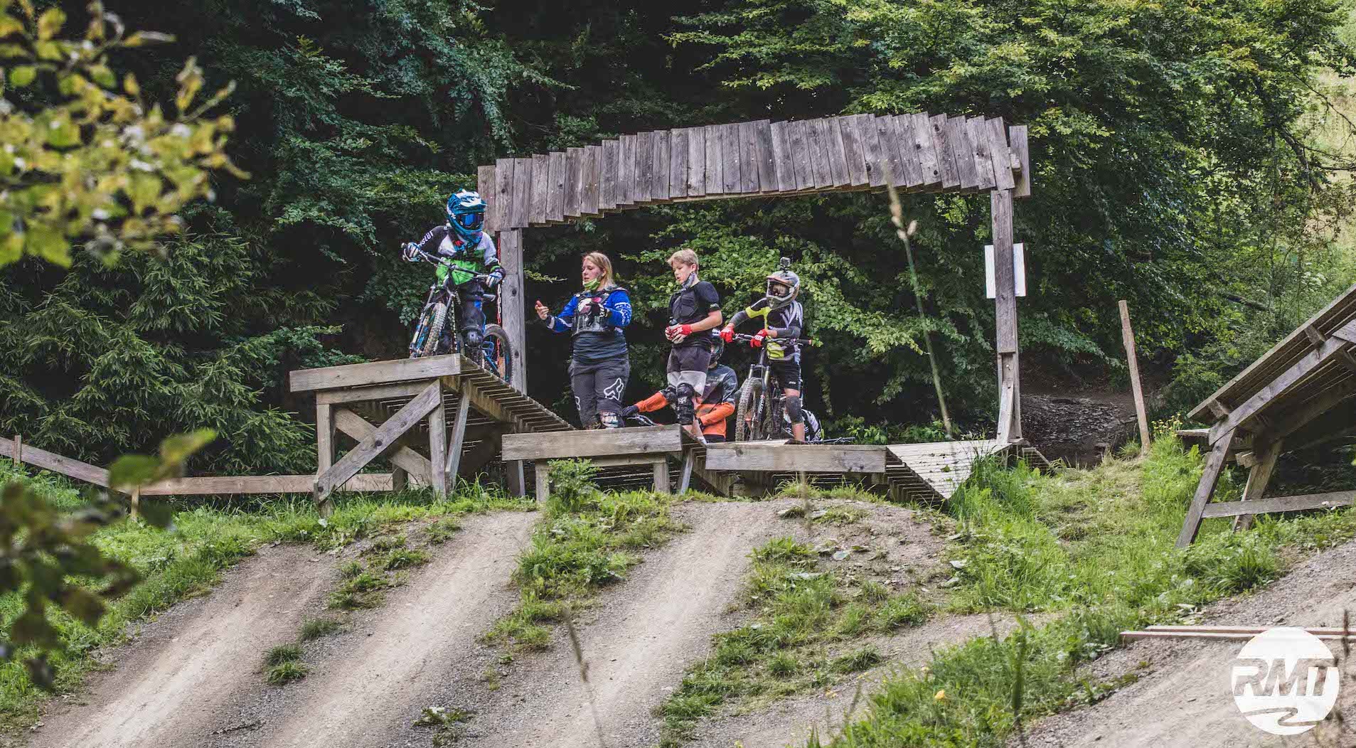 MTB Fahrtechnik Kinder Fortgeschritten Kurs im Bikepark Winterberg Training Rock my Trail Bikeschule