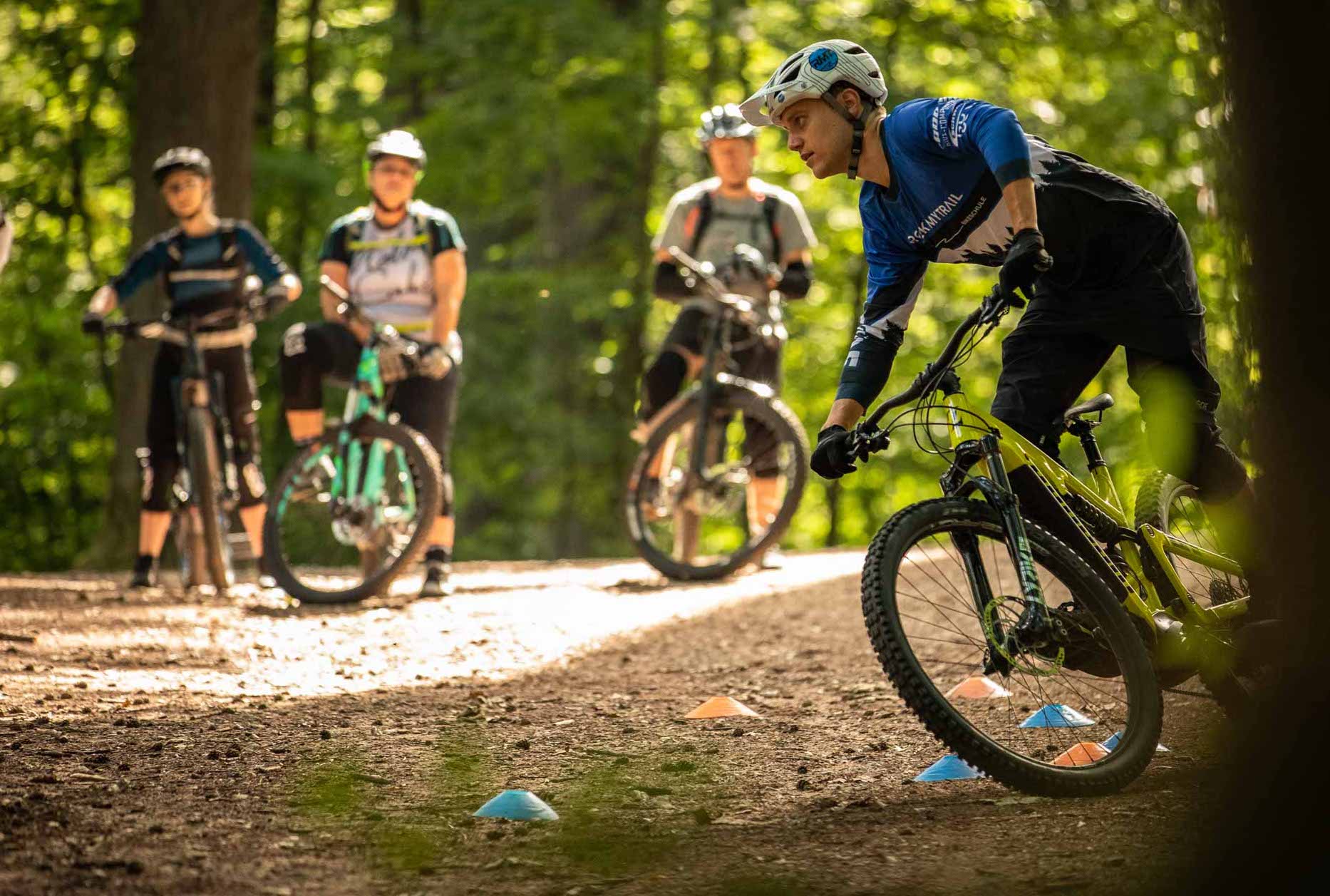 eMTB Fahrtechnik Kurs für Einsteiger in Winterberg - Trailpark Sauerland - Rock my Trail Bikeschule